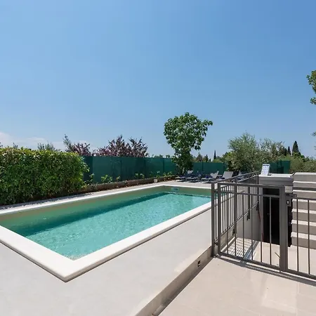 Marinela Korsa With Pool Guest house 3*