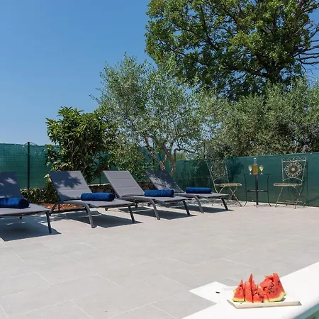Marinela Korsa With Pool Guest house