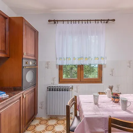 Marinela Korsa With Pool Guest house